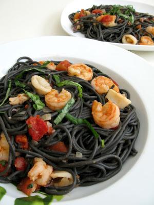 Fettuccine con nero di Seppia, salsa di gamberi e arancia