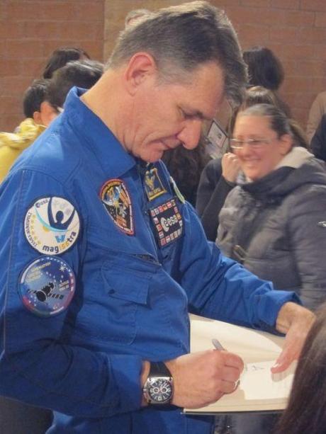 Paolo Nespoli firma il suo libro