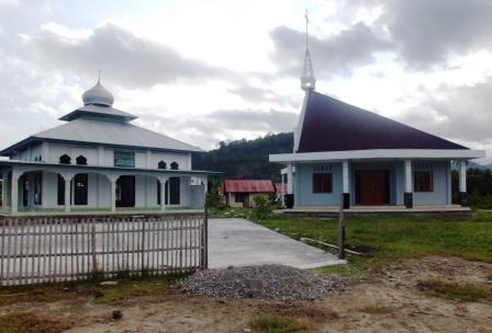 Viaggi in Indonesia: Chiesa e Moschea