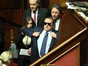 Silvio, versione Stevie Wonder, contestato strada: “Buffone”. comico ridere diventa cattivo, come Lenny.