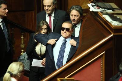 Silvio, versione Stevie Wonder, contestato per strada: “Buffone”. Se un comico non fa più ridere diventa cattivo, come Lenny.