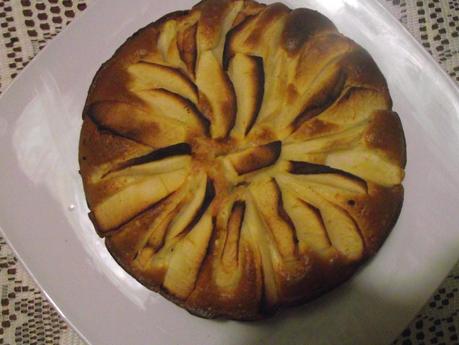 Torta candida alle mele e il primo fiore di primavera