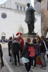 Cividale del Friuli - studenti sotto la statua di Giulio Cesare