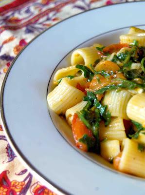 Mezzi rigatoni filanti con pomodori grigliati e rucola