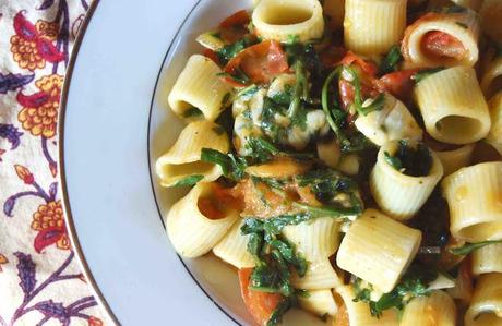 Mezzi rigatoni filanti con pomodori grigliati e rucola