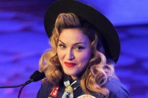 Madonna, ritira il premio vestita da boy scout per i diritti dei Gay, il video