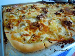 Pizza in teglia gorgonzola cipolla e noci con la pasta madre