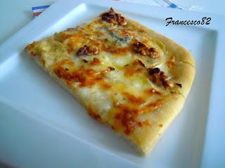 Pizza in teglia gorgonzola cipolla e noci con la pasta madre