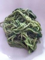 Spaghetti integrali fatti in casa al pesto di spinaci