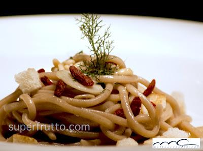 Ricette: Saporiti bucatini con acciughe, goji, pinoli e finocchietto