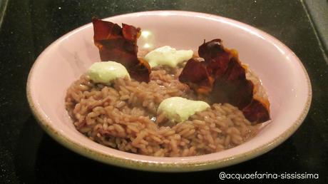 risotto al vino rosso con gocce di caprino e speck croccante