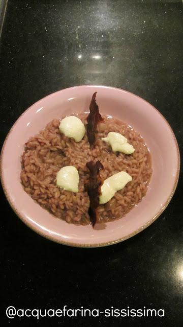 risotto al vino rosso con gocce di caprino e speck croccante