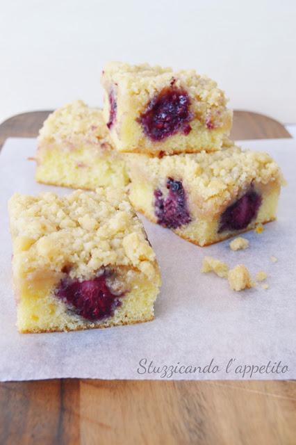 Torta con more e crumble