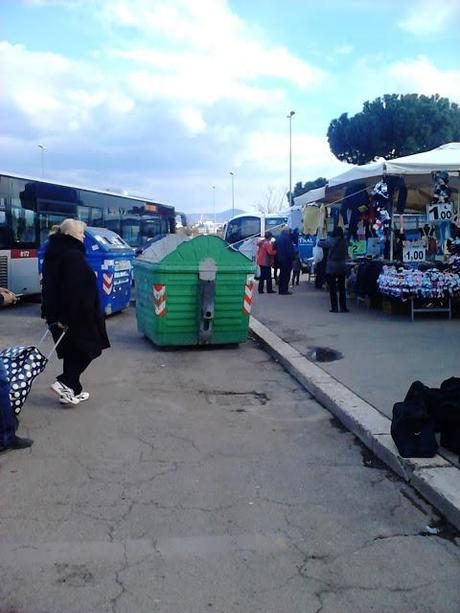 Ancora un servizio dall'impressionante contesto della stazione Anagnina. Uno dei terminal più importanti della città, in pieno quarto mondo