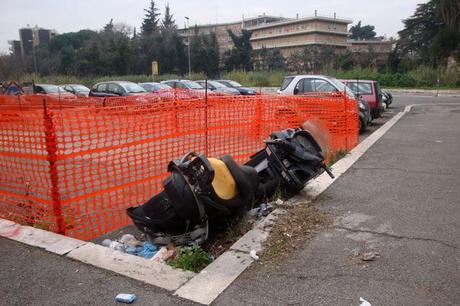 POLLAIO + MOTORINO ABBANDONATO + MINIDISCARICA ABUSIVA: ROMA SOMIGLIA SEMPRE PIU' A UN CAMPO ROM! MA CI RENDIAMO CONTO IN CHE CONDIZIONI BESTIALI SIAMO COSTRETTI A VIVERE?