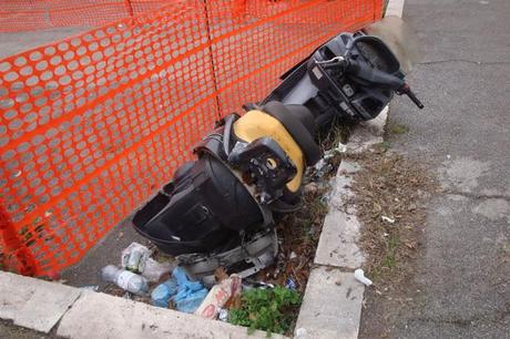 POLLAIO + MOTORINO ABBANDONATO + MINIDISCARICA ABUSIVA: ROMA SOMIGLIA SEMPRE PIU' A UN CAMPO ROM! MA CI RENDIAMO CONTO IN CHE CONDIZIONI BESTIALI SIAMO COSTRETTI A VIVERE?
