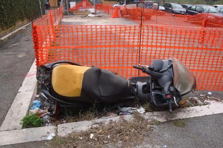 POLLAIO + MOTORINO ABBANDONATO + MINIDISCARICA ABUSIVA: ROMA SOMIGLIA SEMPRE PIU' A UN CAMPO ROM! MA CI RENDIAMO CONTO IN CHE CONDIZIONI BESTIALI SIAMO COSTRETTI A VIVERE?