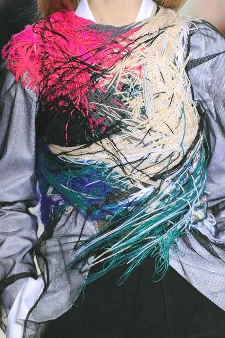 STAMPE, PATTERNS E EFFETTI DI SUPERFICIE DALLA SETTIMANA DELLA MODA DI PARIGI / 7