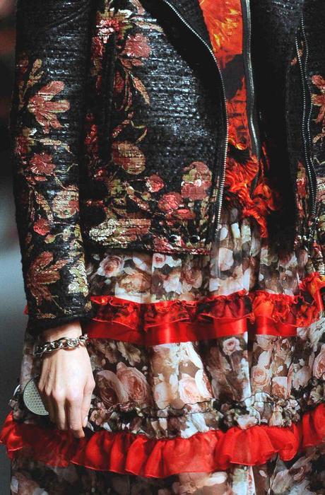 STAMPE, PATTERNS E EFFETTI DI SUPERFICIE DALLA SETTIMANA DELLA MODA DI PARIGI / 7