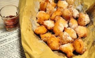 Frittelle dolci di riso, pinoli e uvetta per San Giuseppe