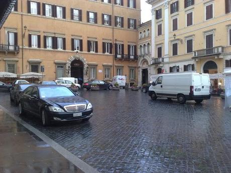 La celebre, no la famosa, no la fa-mi-ge-ra-ta area pedonale di Piazza di Spagna (e Piazza Mignanelli). Ormai è tutto un grande garage abusivo
