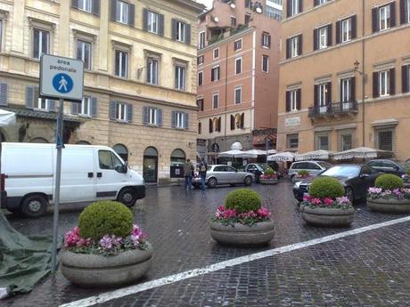 La celebre, no la famosa, no la fa-mi-ge-ra-ta area pedonale di Piazza di Spagna (e Piazza Mignanelli). Ormai è tutto un grande garage abusivo