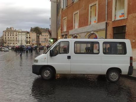La celebre, no la famosa, no la fa-mi-ge-ra-ta area pedonale di Piazza di Spagna (e Piazza Mignanelli). Ormai è tutto un grande garage abusivo