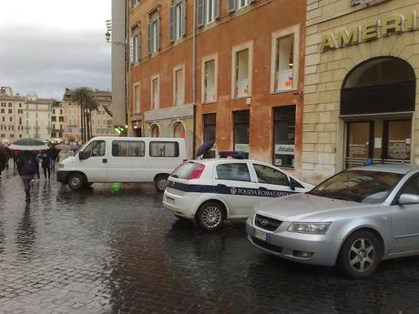 La celebre, no la famosa, no la fa-mi-ge-ra-ta area pedonale di Piazza di Spagna (e Piazza Mignanelli). Ormai è tutto un grande garage abusivo
