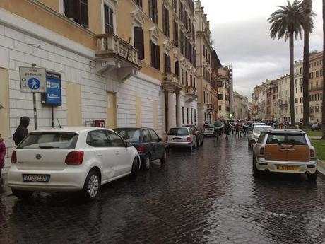 La celebre, no la famosa, no la fa-mi-ge-ra-ta area pedonale di Piazza di Spagna (e Piazza Mignanelli). Ormai è tutto un grande garage abusivo