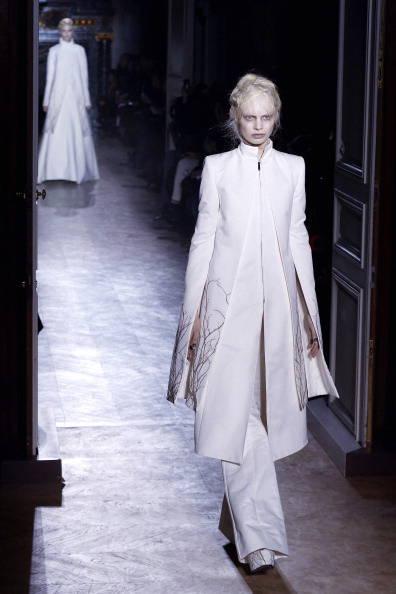 http://www.girlpower.it/foto_gallery/moda/paris-fashion-week-ai-2013/cappotto-bianco-gareth-pugh.php