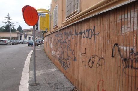 SCRITTE SUI MURI, ARREDO URBANO FATISCENTE: UNA CITTA' COMPLETAMENTE ABBANDONATA A SE STESSA! I SOLDI NON CI SONO, DICONO, PERO' LE CENE A BASE DI COZZE E CAVIALE CON CONTO A TRE ZERI...