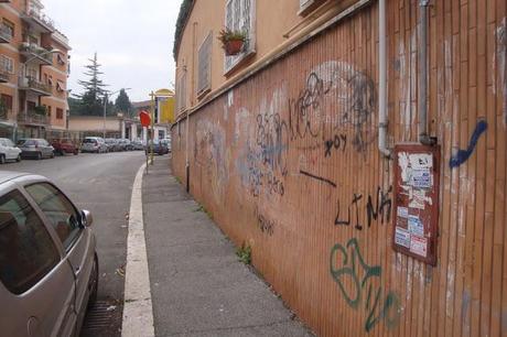 SCRITTE SUI MURI, ARREDO URBANO FATISCENTE: UNA CITTA' COMPLETAMENTE ABBANDONATA A SE STESSA! I SOLDI NON CI SONO, DICONO, PERO' LE CENE A BASE DI COZZE E CAVIALE CON CONTO A TRE ZERI...