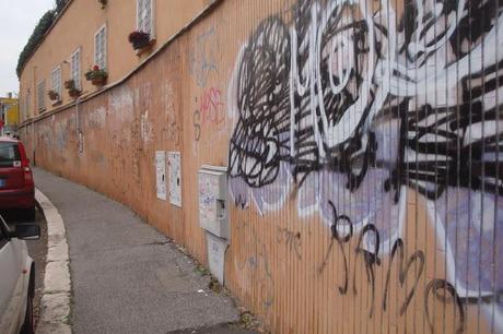 SCRITTE SUI MURI, ARREDO URBANO FATISCENTE: UNA CITTA' COMPLETAMENTE ABBANDONATA A SE STESSA! I SOLDI NON CI SONO, DICONO, PERO' LE CENE A BASE DI COZZE E CAVIALE CON CONTO A TRE ZERI...