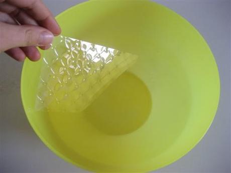 In una ciotola aggiungere acqua fredda e far ammorbidire per 10 minuti i fogli di gelatina.