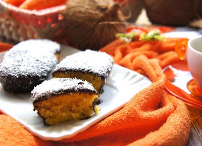 Tortine di carote con glassa al cioccolato e granella di cocco