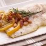 Branzino alla pancetta con cipolle e arance in agrodolce