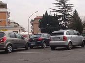L'area zebrata diventa regno della sosta selvatica! quando capiremo solo corretto arredo urbano puo' scongiurare simili accozzaglie?