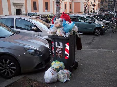 Pagare 400 euro l'anno di Tariffa Rifiuti (ma aumenteranno, eh se aumenteranno) per vedere questo scempio nel centro della città