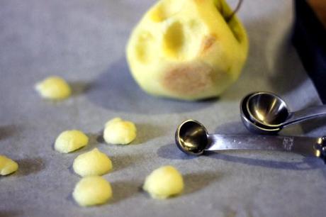 Boule di mela per condire gli gnocchi viola al gorgonzola