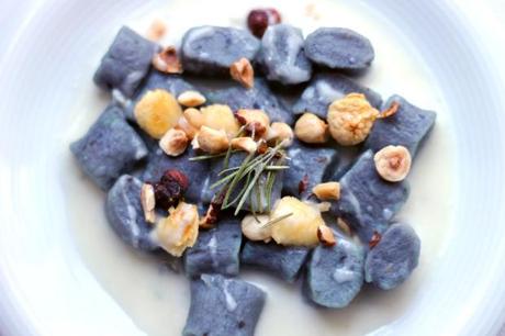 Gnocchi viola al gorgonzola con mele al rosmarino e nocciole