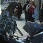 Roma, Laura Pausini con la sua piccola Paola a passeggio005