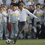 David Beckham “ambasciatore del calcio”, incontra bimbi a Pechino