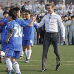 David Beckham ambasciatore del calcio, incontra bimbi a Pechino04