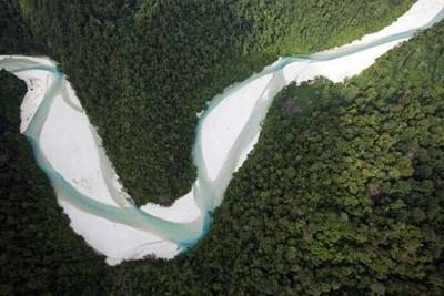 Una veduta aerea del fiume Bairaman ncircondato da una foresta in Nuova Guinea