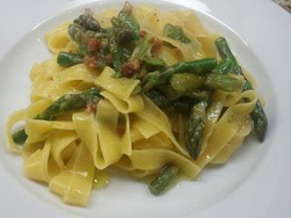 Tagliatelle con asparagi e pancetta