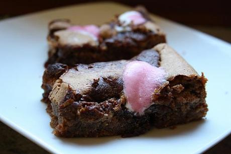 Brownies alla nutella, gocce di cioccolato e mushmellows alla fragola