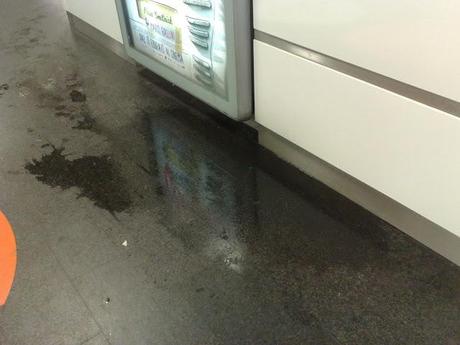 Il nuovo nodo MetroA\MetroB della Stazione Termini ancora deve inaugurare. In compenso già ci piove dentro. Ma di brutto eh!