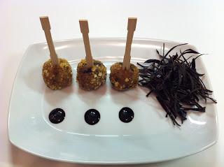 POLPETTE CON LE MELANZANE, CROCCANTI ALLE MANDORLE E CREMA AL BALSAMICO