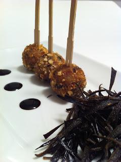 POLPETTE CON LE MELANZANE, CROCCANTI ALLE MANDORLE E CREMA AL BALSAMICO