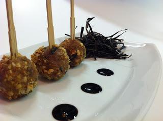 POLPETTE CON LE MELANZANE, CROCCANTI ALLE MANDORLE E CREMA AL BALSAMICO